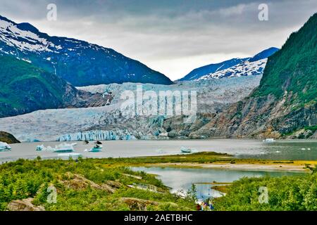 Mendenhall glacier, glaces flottantes, et les montagnes près de Juneau, AK. Il mesure environ 12 miles (19 km) de long et situé dans la région de Mendenhall Valley, à environ 12 miles (19 k Banque D'Images