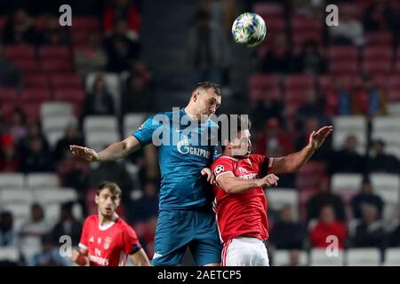 Lisbonne, Portugal. Dec 10, 2019. Artem Dzyuba (L) du FC Zenit rivalise avec Gabriel de SL Benfica au cours d'une Ligue des Champions groupe G match de football entre SL Benfica et le FC Zenit à Lisbonne, Portugal, le 10 décembre 2019. Crédit : Pedro Fiuza/Xinhua/Alamy Live News Banque D'Images