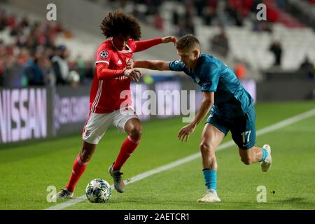 Lisbonne, Portugal. Dec 10, 2019. Tomas Tavares (L) de SL Benfica rivalise avec Oleg Shatov de FC Zenit lors d'une Ligue des Champions groupe G match de football entre SL Benfica et le FC Zenit à Lisbonne, Portugal, le 10 décembre 2019. Crédit : Pedro Fiuza/Xinhua/Alamy Live News Banque D'Images