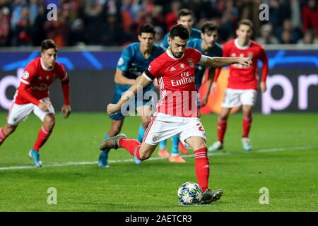 Lisbonne, Portugal. Dec 10, 2019. Pizzi de SL Benfica prend un coup de pied de pénalité lors d'une Ligue des Champions groupe G match de football entre SL Benfica et le FC Zenit à Lisbonne, Portugal, le 10 décembre 2019. Crédit : Pedro Fiuza/Xinhua/Alamy Live News Banque D'Images