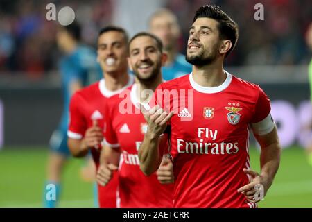 Lisbonne, Portugal. Dec 10, 2019. Pizzi (R) de SL Benfica célèbre après avoir marqué lors d'une Ligue des Champions groupe G match de football entre SL Benfica et le FC Zenit à Lisbonne, Portugal, le 10 décembre 2019. Crédit : Pedro Fiuza/Xinhua/Alamy Live News Banque D'Images