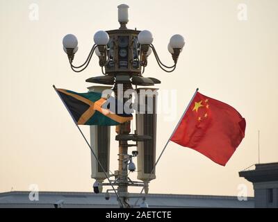 Le drapeau national de la Jamaïque vole à l'extérieur de la Cité interdite d'accueillir le Premier Ministre de la Jamaïque Andrew Holness' visite officielle en Chine à Pékin, Banque D'Images