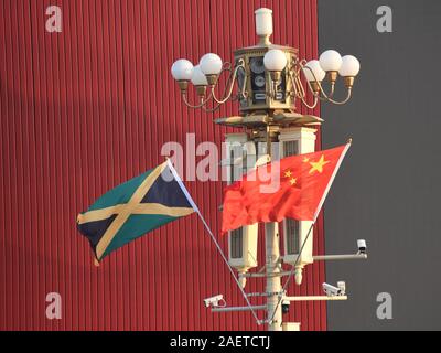 Le drapeau national de la Jamaïque vole à l'extérieur de la Cité interdite d'accueillir le Premier Ministre de la Jamaïque Andrew Holness' visite officielle en Chine à Pékin, Banque D'Images