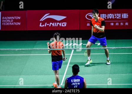 Xiaoyu Ren et Zhou Chaomin de Chine obtenir la balle contre Kouhei Gondou et Ayane Kurihara du Japon à la première série de double mixte de Fuzhou Chin Banque D'Images