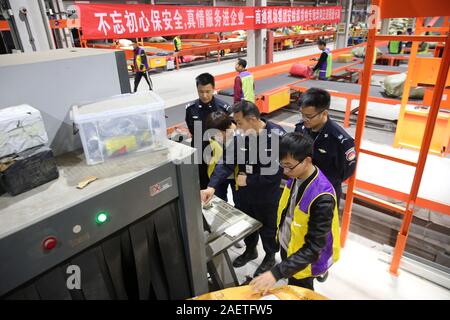 Le personnel d'un centre logistique de YT Express, un express company en Chine, catégorisation des paquets que les clients achètent au cours des célibataires 24, une boutique Banque D'Images