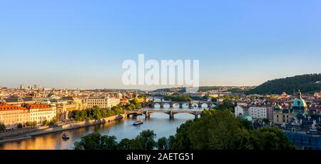 Vue sur la ville avec des ponts sur la rivière Vltava, le Pont Charles, Prague, la Bohême, République Tchèque Banque D'Images