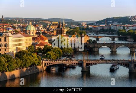 Vue sur la ville, les ponts sur la rivière Vltava, la vieille ville avec le pont Charles Bridge Tower, lumière du soir, Prague, la Bohême, République Tchèque Banque D'Images