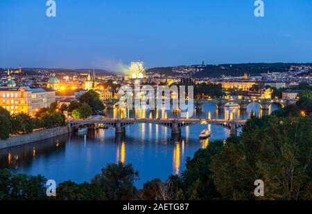 Vue sur la ville, les ponts sur la rivière Vltava, le Pont Charles avec tour du pont de la vieille ville et château d'eau, retour d'artifice, l'humeur du soir, Prague, la bohême Banque D'Images