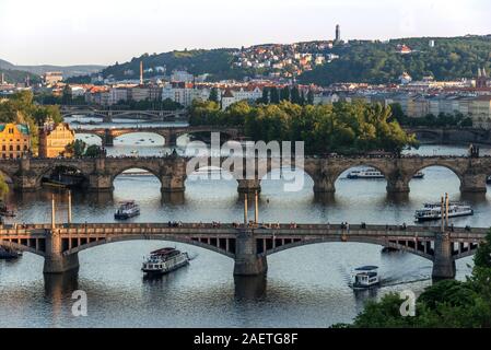 Vue sur la ville, les ponts sur la rivière Vltava, le Pont Charles, Prague, la Bohême, République Tchèque Banque D'Images