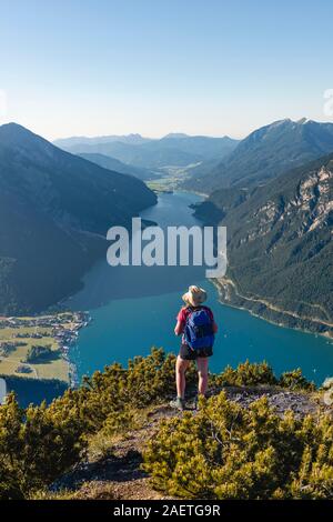 Jeune randonneur, femme à la vue dans la distance, de la montagne à Baerenkopf Lac Achen, gauche et Seebergspitze Seekarspitze Rofan, droite Banque D'Images