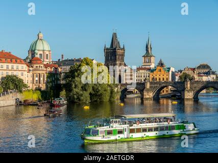 Rivière Vltava avec bateaux, Église de la Sainte Croix, le Pont Charles avec tour du pont de la vieille ville et château d'eau, la Bohême, Prague, République Tchèque Banque D'Images