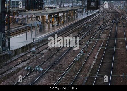 Paris, France. Dec 10, 2019. La plate-forme est vu avec aucune personne à l'apogée de la période de trajet le soir à la Gare Saint Lazare à Paris, France, 10 décembre 2019. Les travailleurs de transport français ont débrayé, frappant de train, métro et bus, le mardi pour la sixième journée consécutive, alors que les fonctionnaires, les enseignants et étudiants se sont joints à la grève de plier le gouvernement sur son plan de réforme du système de pension du pays. Credit : Gao Jing/Xinhua/Alamy Live News Banque D'Images