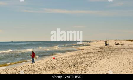 Les pêcheurs et marcher le long de la grande plage du golfe du Mexique sur Dauphin Island South Carolina, USA. Banque D'Images