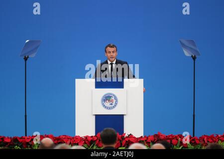 Le président français sortant Emmanuel Macron prononce un discours lors de la cérémonie d'ouverture de la deuxième internationale Chine Expo d'importation (CIEE) au niveau national Banque D'Images