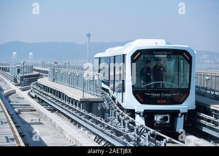 Beijing, Chine. Dec 10, 2019. Un train léger sur rail s'exécute dans la Région administrative spéciale de Macao, Chine du sud, le 10 décembre 2019. Le light rail de Macao a ouvert au public le mardi. Credit : Cheong Kam Ka/Xinhua/Alamy Live News Banque D'Images