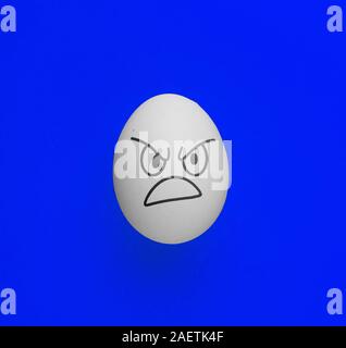 Le mal effrayant en colère face à l'émotion peinte sur l'œuf de Pâques, Halloween concept Banque D'Images