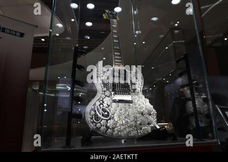 Une guitare avec 400 carats et diamants or blanc 18 carats et attined Guinness World Records' titre de °plus précieuse Guitare' a été présenté à la Banque D'Images