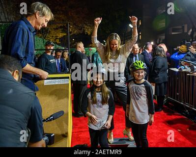 Sacramento, CA, USA. Dec 10, 2019. Tony Hawks et Brandi Chastain célébrer avec Kate Zollosi et Ella Londres à pied le tapis rouge lors de la 13e assemblée annuelle de la renommée de la Californie à {} le lieu le mardi, 10 décembre 2019 à Sacramento. .RuPaul Andre Charles.Brandi Chastain.Dr. France A. CÃÂ³rdova.Tony Hawk.Jeanne Wakatsuki Houston.Le Révérend James M. Lawson, Jr., George Lopez.Wolfgang Puck .Helen M. Turley Crédit : Paul Kitagaki Jr./ZUMA/Alamy Fil Live News Banque D'Images