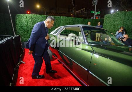 Sacramento, CA, USA. Dec 10, 2019. George Lopez ressemble à l'intérieur de Kiran Khatri 1973 Grand Prix et aussi des autographes le siège à pied le tapis rouge lors de la 13e assemblée annuelle de la renommée de la Californie à {} le lieu le mardi, 10 décembre 2019 à Sacramento. Crédit : Paul Kitagaki Jr./ZUMA/Alamy Fil Live News Banque D'Images