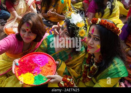 La célébration de 'Pahela Falgun' - le premier jour du printemps dans le calendrier Bengali - à l'Université de Dacca's Fine Arts Faculty. Dhaka, Bangladesh Banque D'Images