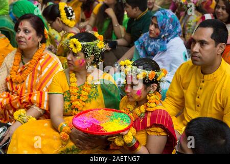 La célébration de 'Pahela Falgun' - le premier jour du printemps dans le calendrier Bengali - à l'Université de Dacca's Fine Arts Faculty. Dhaka, Bangladesh Banque D'Images