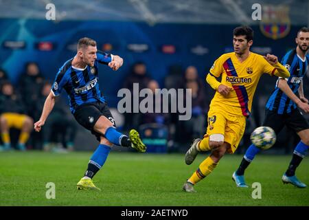 Milan, Italie. 10 Décembre, 2019. Skriniar Milan (Inter) Carles Alena (FC Barcelone) au cours de l'Uefa 2019 2020 hampions League match entre Inter 1-2 FC Barcelone au stade Giuseppe Meazza le 10 décembre 2019 à Milan, Italie. Credit : Maurizio Borsari/AFLO/Alamy Live News Banque D'Images