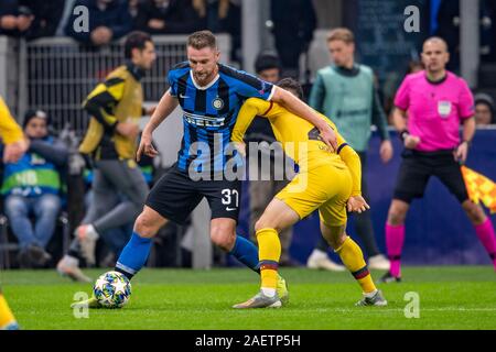 Milan, Italie. 10 Décembre, 2019. Skriniar Milan (Inter) Carles Perez (FC Barcelone) au cours de l'Uefa 2019 2020 hampions League match entre Inter 1-2 FC Barcelone au stade Giuseppe Meazza le 10 décembre 2019 à Milan, Italie. Credit : Maurizio Borsari/AFLO/Alamy Live News Banque D'Images