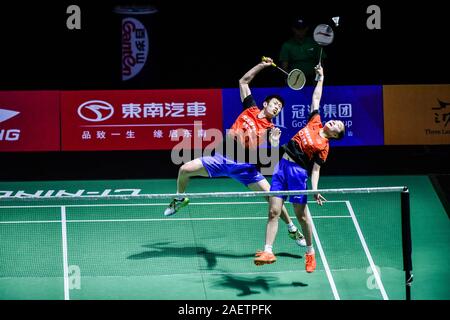 Xiaoyu Ren et Zhou Chaomin de Chine obtenir la balle contre Kouhei Gondou et Ayane Kurihara du Japon à la première série de double mixte de Fuzhou Chin Banque D'Images
