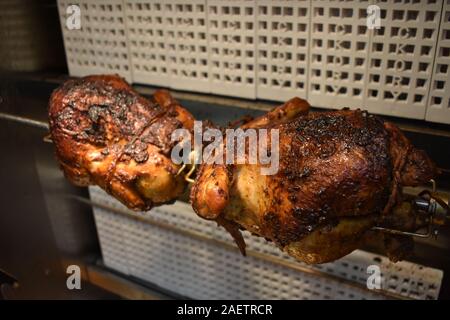 Poulet rôti cuit à la rôtissoire Banque D'Images