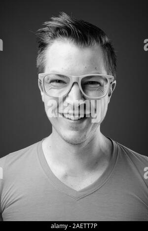 Jeune homme séduisant avec les lunettes en noir et blanc Banque D'Images