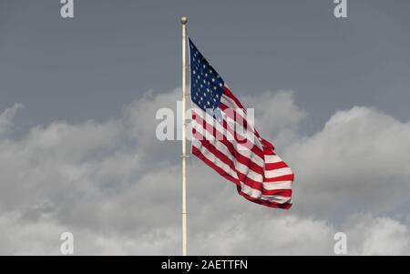 Brandir le drapeau américain dans le ciel Banque D'Images