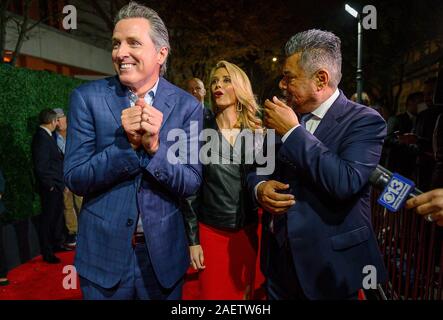 Sacramento, CA, USA. Dec 10, 2019. Gov. Gavin Newsom avec Premier partenaire Jennifer Siebel Newsom rire avec George Lopez sur le tapis rouge lors de la 13e assemblée annuelle de la renommée de la Californie au California Museum le Mardi, Décembre 10, 2019 à Sacramento. Crédit : Paul Kitagaki Jr./ZUMA/Alamy Fil Live News Banque D'Images