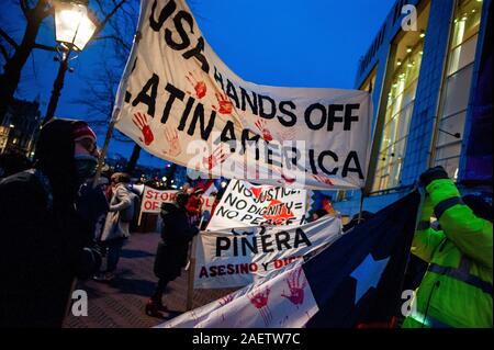 Amsterdam, Pays-Bas. Dec 10, 2019. Un groupe de Chiliens avec des bannières lors de la marche.sur la Journée des droits de l'homme internationaux, plusieurs plates-formes d'Amérique latine a organisé une marche à travers les rues dans le centre d'Amsterdam pour protester contre les violations des droits de l'homme en Amérique latine. La marche a débuté à la place du Dam à Waterlooplein où les lumières pour les victimes ont été activés. Credit : SOPA/Alamy Images Limited Live News Banque D'Images