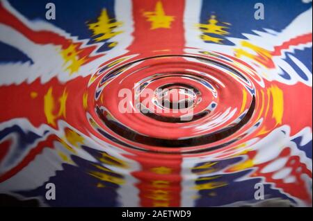 UK Union Jack avec les étoiles de l'Union européenne reflètent dans les ondulations de l'eau un splash. Résumé Contexte Brexit. Banque D'Images