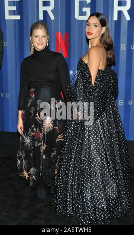 L-R : Actrices Mélanie Laurent et Adria Arjona assister à la première de New York Underground 6 à l'abri, à Hudson Yards à New York, NY Le 10 décembre 2019. (Photo de Stephen Smith/SIPA USA) Banque D'Images