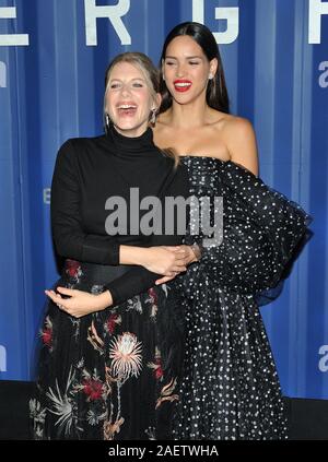 L-R : Actrices Mélanie Laurent et Adria Arjona assister à la première de New York Underground 6 à l'abri, à Hudson Yards à New York, NY Le 10 décembre 2019. (Photo de Stephen Smith/SIPA USA) Banque D'Images