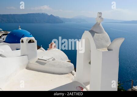 Oia, Santorin : célèbre coupole bleue de l'église de la résurrection. Grèce Banque D'Images