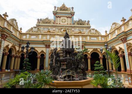 Une vue sur la cour à pagode Vinh Trang près de My Tho, Vietnam Banque D'Images