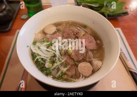 Un bol de boeuf pho ( phở ) servi dans un restaurant à Ho Chi Minh Ville (Saigon), Vietnam Banque D'Images