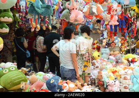 Les gens magasinent colorées pour les animaux en peluche dans un magasin de jouets dans le vieux quartier de Hanoi, Vietnam Banque D'Images