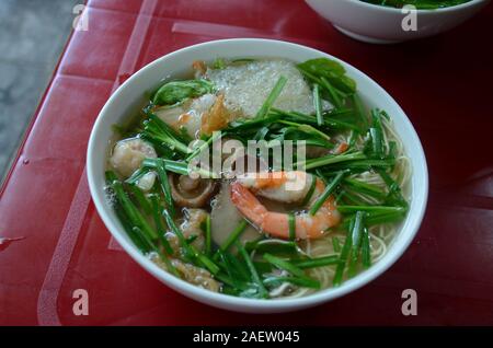 Un bol de soupe wonton (mỳ vằn thắn) servi dans la rue dans le vieux quartier de Hanoi, Vietnam Banque D'Images