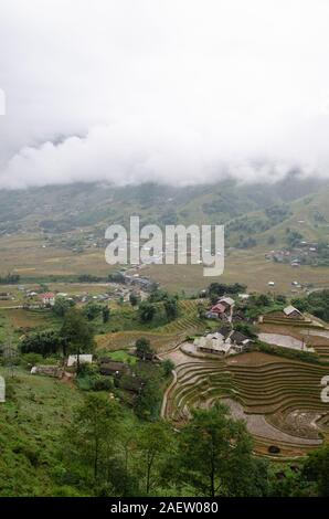 Vue d'une vallée avec des terrasses de riz et de maisons à Sapa, SAPA, Vietnam Banque D'Images