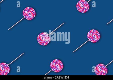 Géant de sucettes rose sur fond bleu classique solide. L'horizontale Banque D'Images