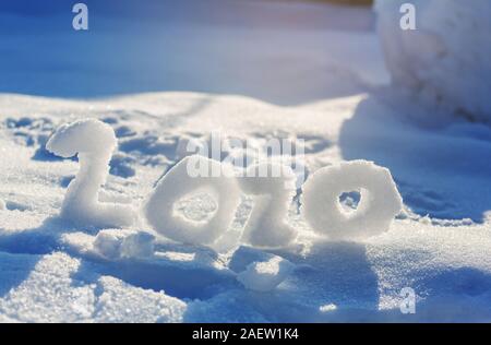 Date 2020 NewYears écrit en arrière-plan de la neige Banque D'Images