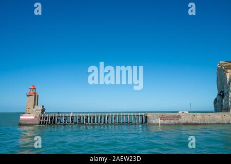 Les phares et l'orientation à l'entrée du port de Fécamp, Seine-Maritime, Normandie, France, Europe, sur la côte de Normandie dans la Manche au printemps Banque D'Images