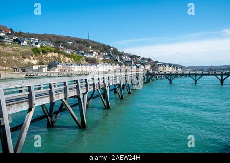 Vue de la passerelle sur la jetée à l'entrée du port de Fécamp, Seine-Maritime, Normandie, France, Europe, sur la côte de Normandie dans la Manche au printemps Banque D'Images