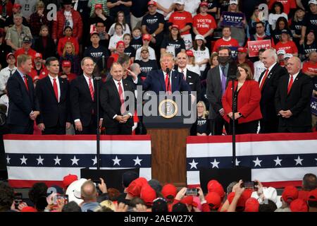 Hershey, Pennsylvanie, USA. 10 Décembre, 2019. Le Président américain Donald Trump partage la scène avec les hommes politiques locaux au cours d'un rassemblement avec le vice-président Mike Pence que leur retour à New York pour une grande campagne Keep America un rassemblement à la Giant Center, à Hershey, PA, le 10 décembre 2019. Credit : OOgImages/Alamy Live News Banque D'Images