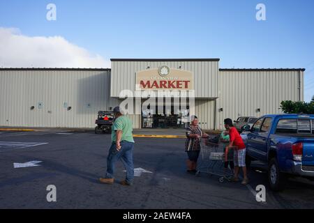 Clients hors du marché Ocean View, une épicerie locale dans le sud de la Big Island, Hawaii, le jeudi 28 novembre 2019. Banque D'Images