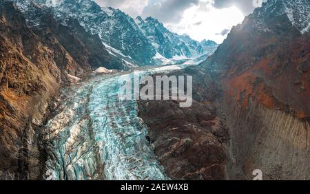 Glacier des montagnes du Caucase. L'Ossétie du Nord. Banque D'Images