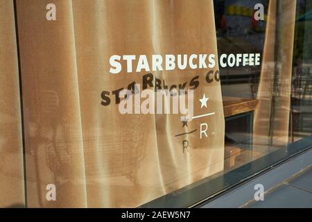 Le panneau Starbucks est visible sur la fenêtre d'un café Starbucks Reserve dans le quartier de South Lake Union à Seattle le vendredi 11 octobre 2019. Banque D'Images